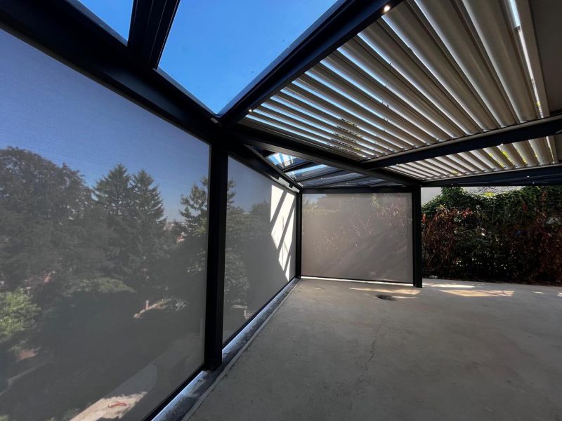 Bioklimatska pergola s trikotnimi fiksnimi polji