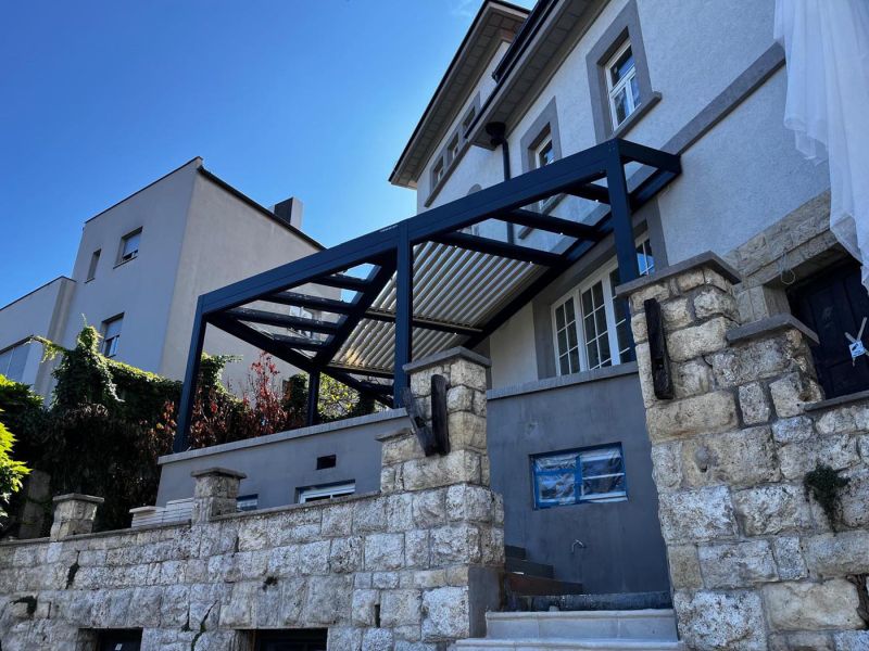Bioklimatska pergola s trikotnimi fiksnimi polji Bioklimatska pergola s trikotnimi fiksnimi polji