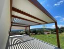 Bioklimatska pergola s trikotnimi fiksnimi polji