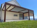 Bioklimatska pergola s trikotnimi fiksnimi polji