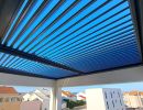Bioklimatska pergola v obodni konstrukciji