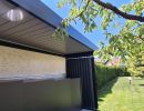 Bioklimatska pergola z brisole steno