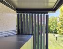 Bioklimatska pergola z brisole steno
