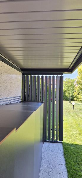 Bioklimatska pergola z brisole steno Bioklimatska pergola z brisole steno